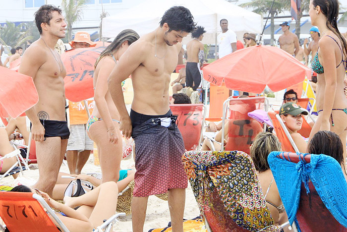 Rodrigo Simas curte praia e ataca de paparazzi.