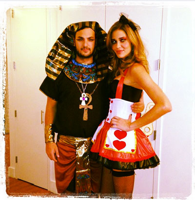 Ana Beatriz Barros vira boneca de corda para curtir Halloween O Fuxico