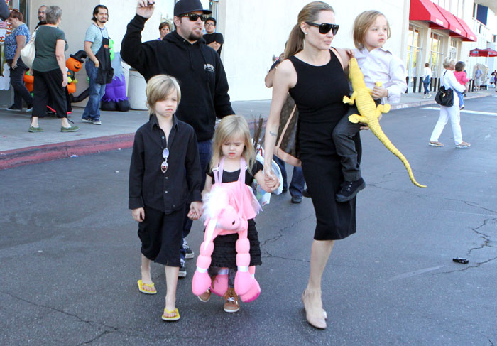 Angelina Jolie leva os filhos para comprarem fantasias de Halloween