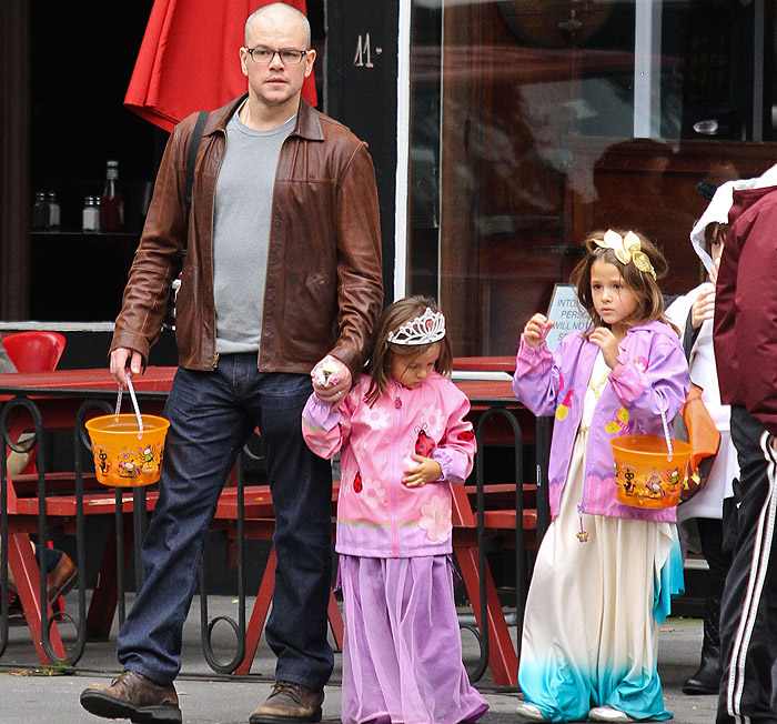 Matt Damon leva as filhas em festa de Halloween em Nova York