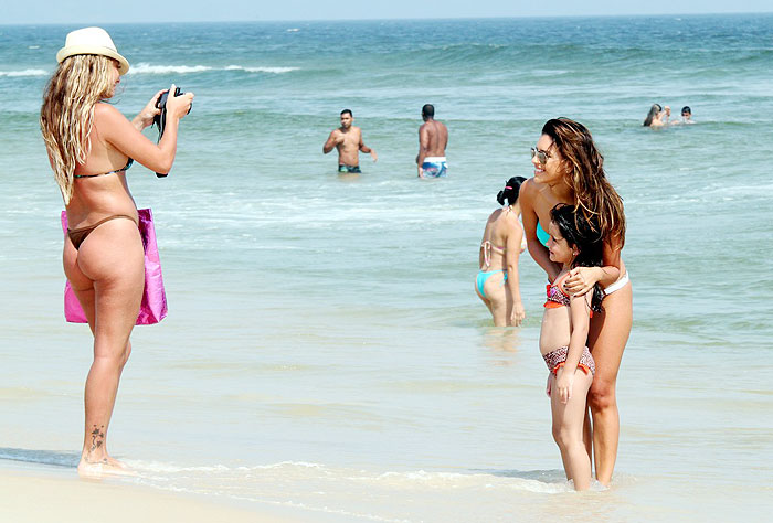 Mariana Rios exibe o corpão em praia no Rio de Janeiro