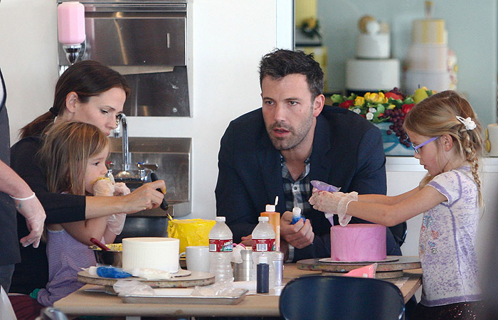 Jennifer Garner e Ben Affleck brincam de fazer bolos com as filhas