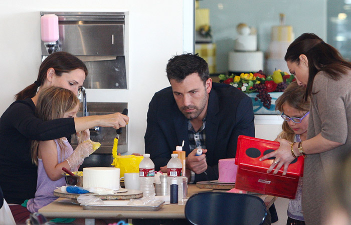 Jennifer Garner e Ben Affleck brincam de fazer bolos com as filhas