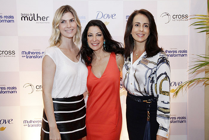 A atriz Julia Faria e a vice-presidente da Unilever, Andrea Salgueiro, junto com Ana Paula Padrão