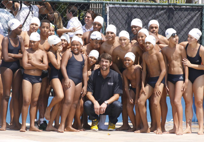 Nadador Michael Phelps visita Vila Olímpica no Alemão