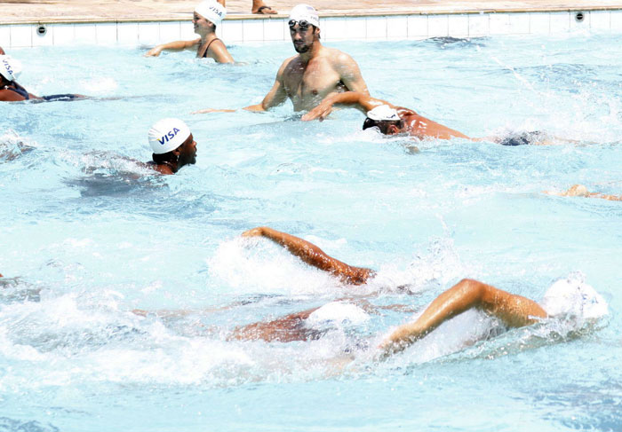 Nadador Michael Phelps visita Vila Olímpica no Alemão