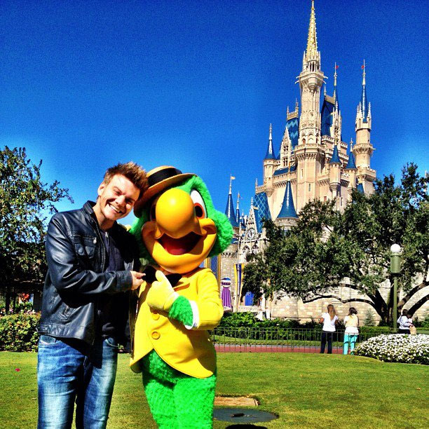 Michel Teló tira foto com Zé Carioca na Disney