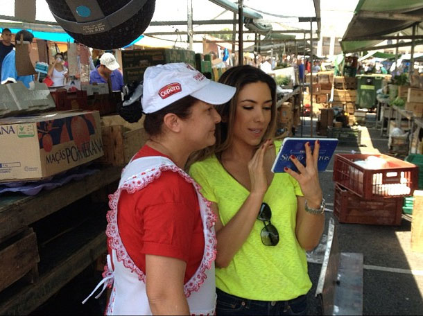 Patrícia Abravanel sofre com calor durante gravação em feira