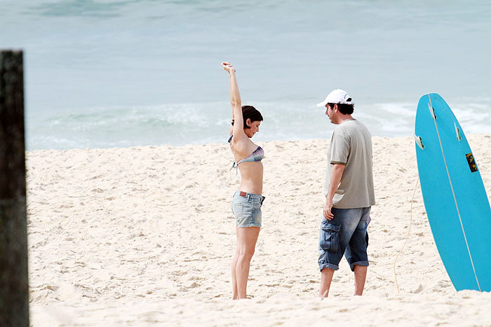 Deborah Secco e Thiago Martins gravam cenas de Louco por Elas na praia