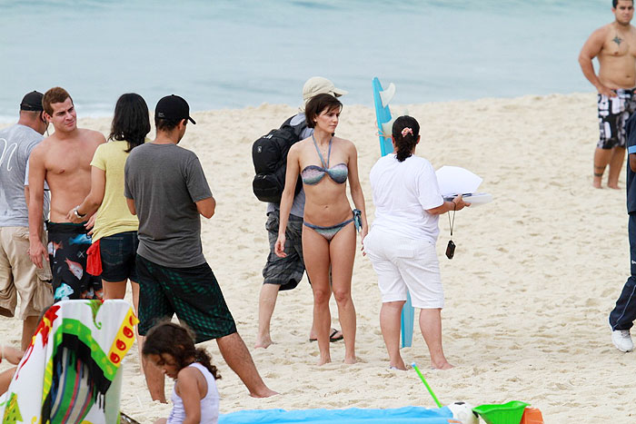 Deborah Secco e Thiago Martins gravam cenas de Louco por Elas na praia