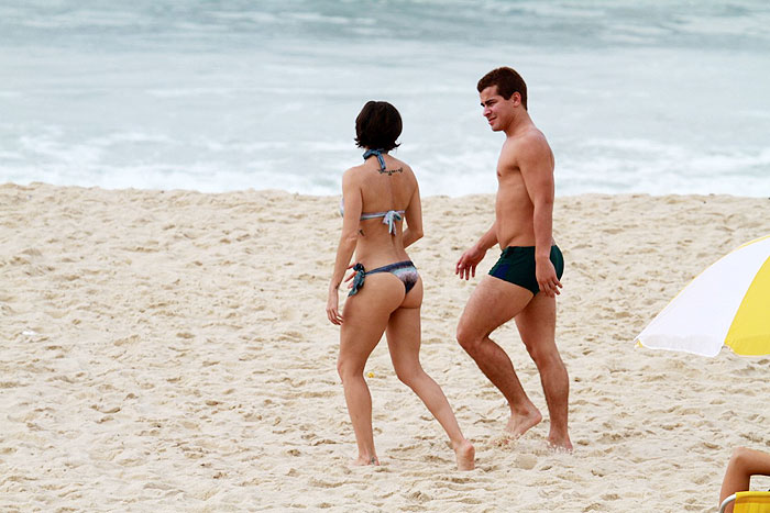 Deborah Secco e Thiago Martins gravam cenas de Louco por Elas na praia