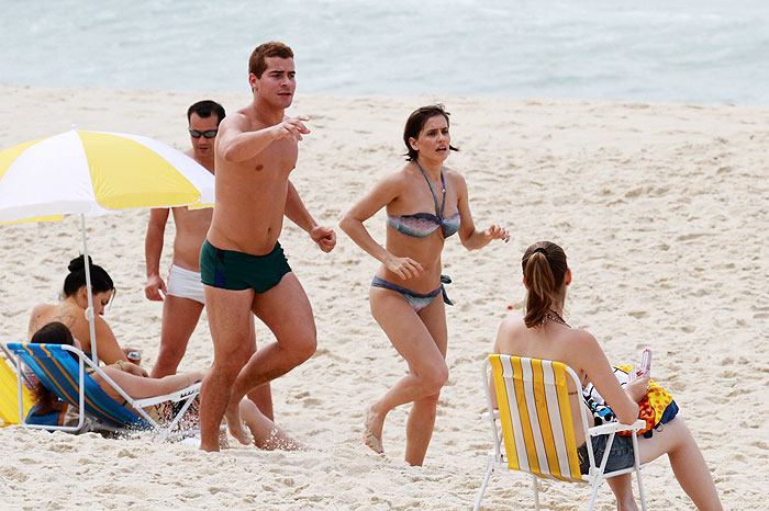 Deborah Secco e Thiago Martins gravam cenas de Louco por Elas na praia