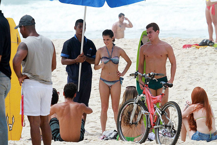 Deborah Secco e Thiago Martins gravam cenas de Louco por Elas na praia