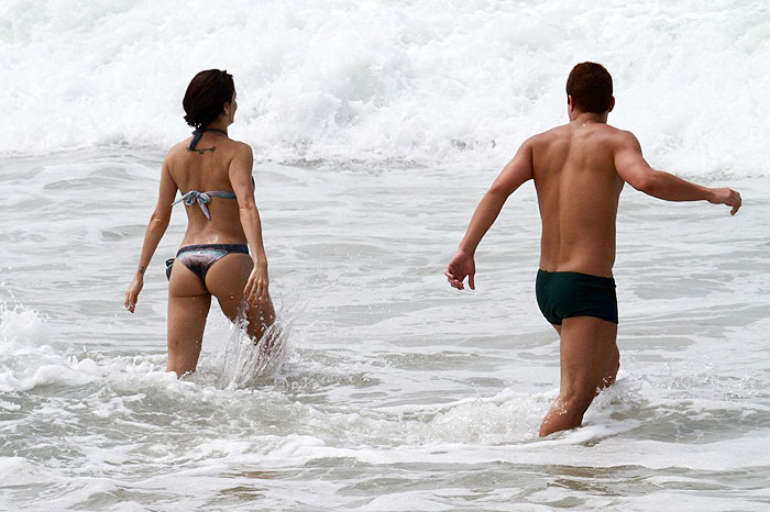 Deborah Secco e Thiago Martins gravam cenas de Louco por Elas na praia