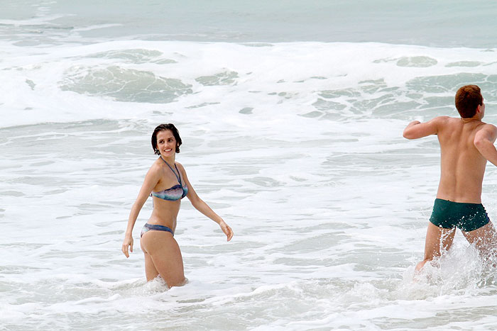 Deborah Secco e Thiago Martins gravam cenas de Louco por Elas na praia