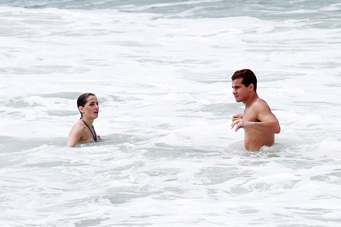 Deborah Secco e Thiago Martins gravam cenas de Louco por Elas na praia