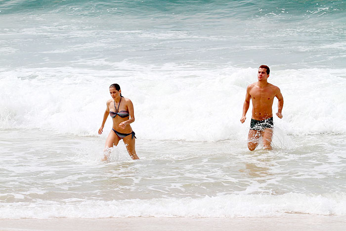 Deborah Secco e Thiago Martins gravam cenas de Louco por Elas na praia