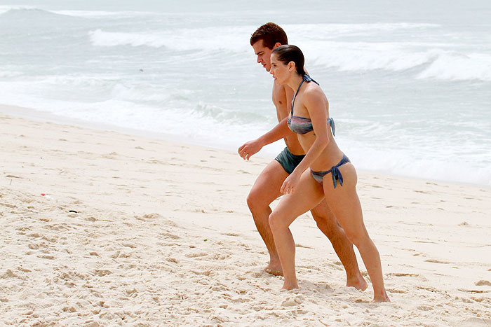 Deborah Secco e Thiago Martins gravam cenas de Louco por Elas na praia