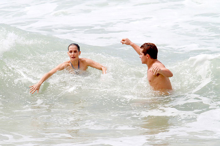 Deborah Secco e Thiago Martins se refrescam na praia da Macumba