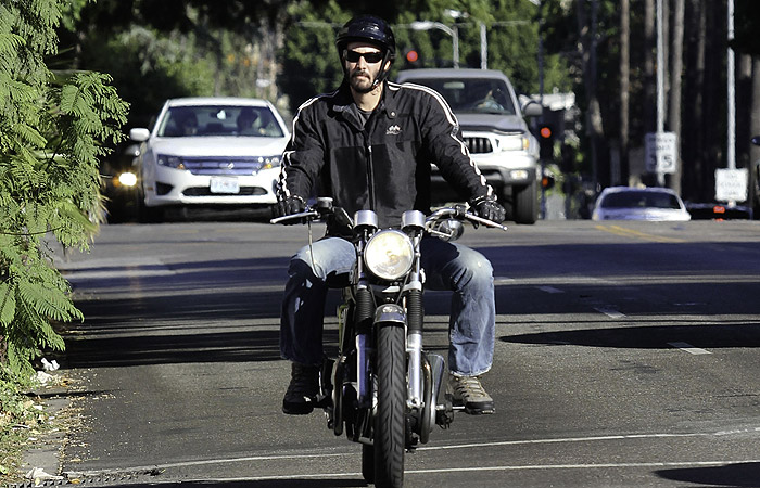 Keanu Reeves aparece irreconhecível em Los Angeles