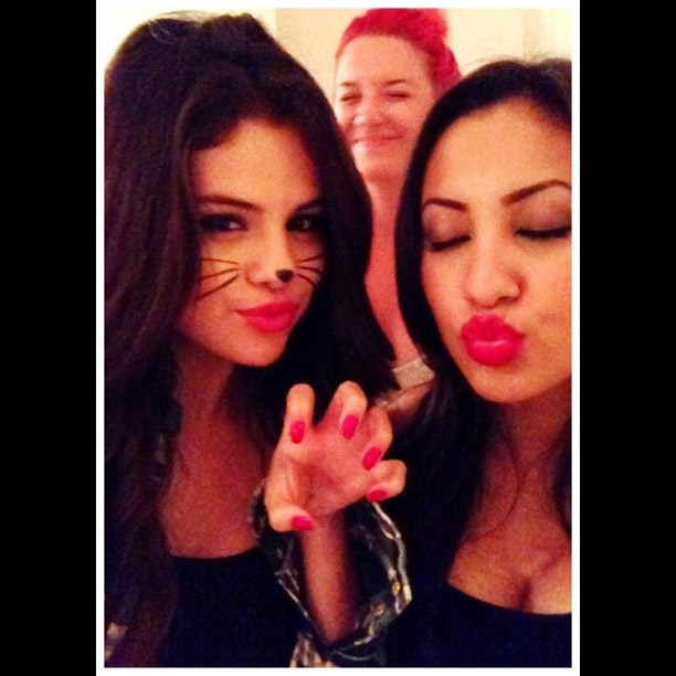 Selena Gomez se fantasia de gatinha para o Halloween