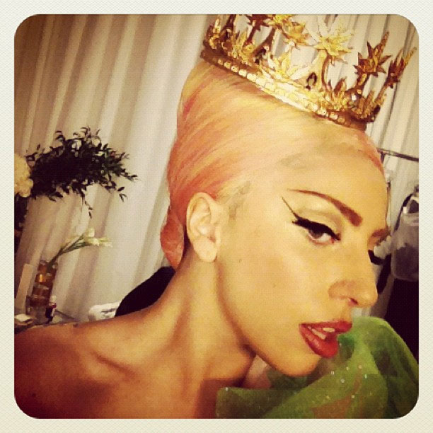 Lady Gaga posta foto usando uma coroa