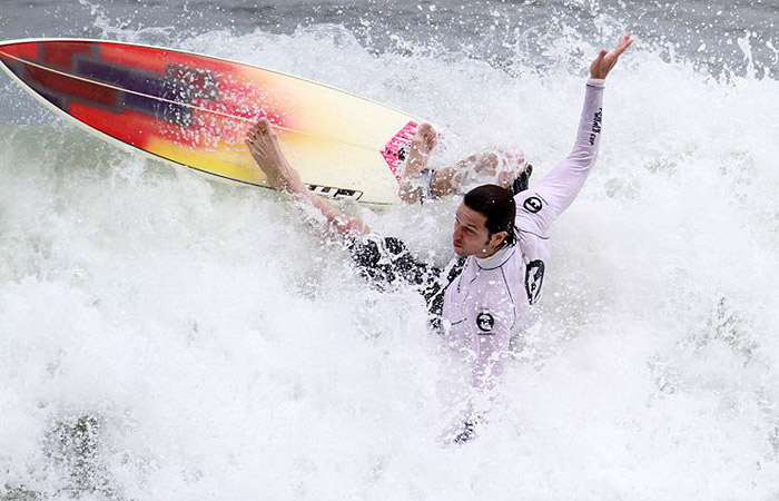 Vladimir Brichta leva tombo durante surfe no Rio de Janeiro