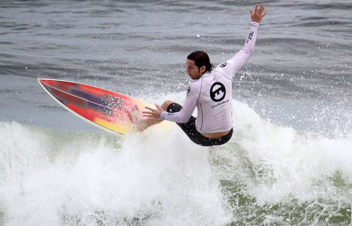 Vladimir Brichta leva tombo durante surfe no Rio de Janeiro