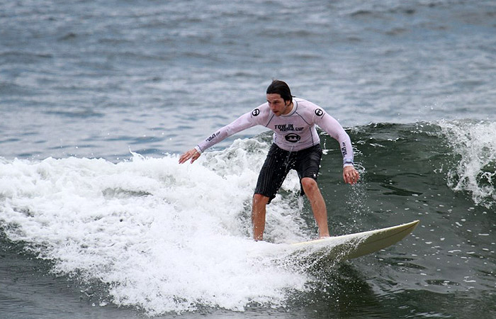 Vladimir Brichta leva tombo durante surfe no Rio de Janeiro