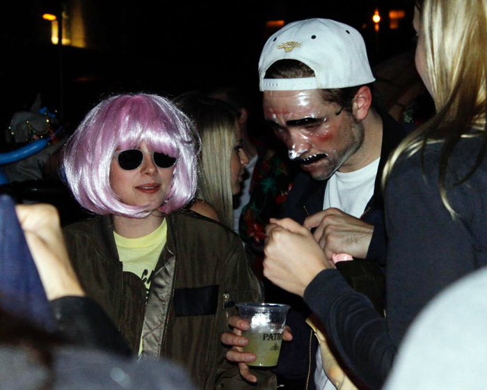 Robert Pattinson e Kristen Stewart são flagrados juntos em festa de Halloween