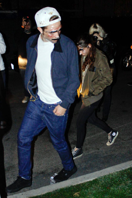 Robert Pattinson e Kristen Stewart são flagrados juntos em festa de Halloween