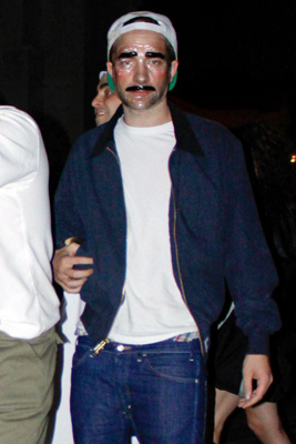 Robert Pattinson e Kristen Stewart são flagrados juntos em festa de Halloween