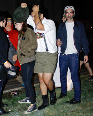 Robert Pattinson e Kristen Stewart são flagrados juntos em festa de Halloween