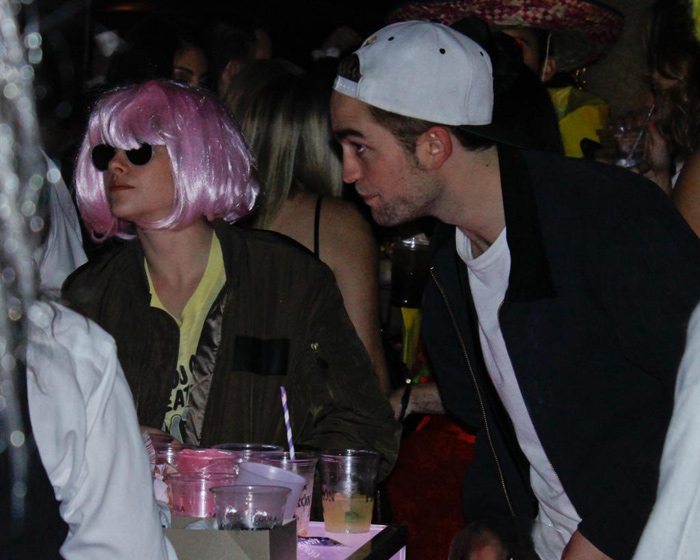 Robert Pattinson e Kristen Stewart são flagrados juntos em festa de Halloween 