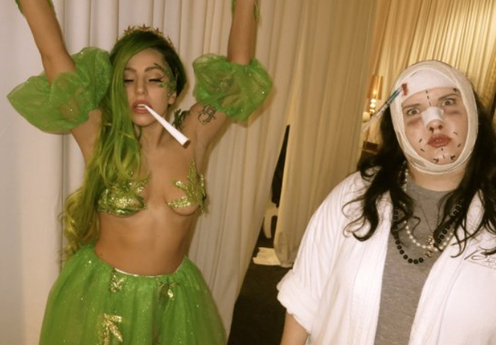 Lady Gaga se fantasia de maconha no Halloween