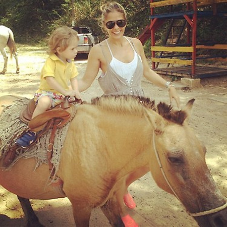 Adriane Galisteu aproveita feriado passeando de trenzinho com a mãe e o filho