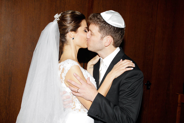 Depois da celebração, o beijo como marido e mulher