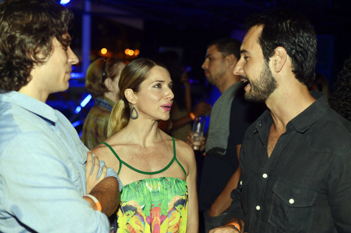 Ao lado do marido Lucas, Letícia Spiller coloca a conversa em dia com Rodrigo Santoro