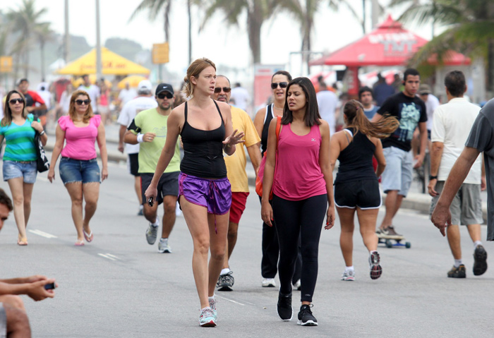 Leticia Birkheuer e Ildi Silva caminham na orla de Ipanema