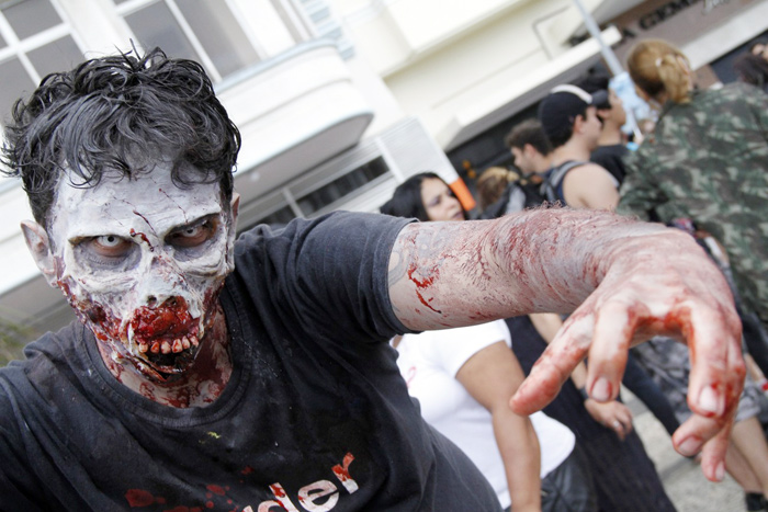 Cassetas gravam e participam da Zombie Walk no Rio