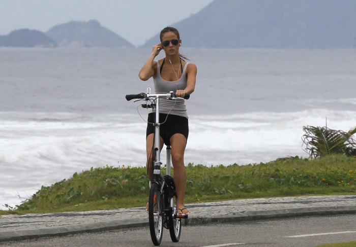 Fernanda de Freitas pedala na orla da Barra da Tijuca
