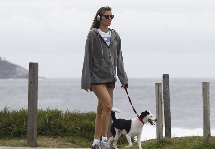 Ellen Jabour passeia com seu cachorro no Rio de Janeiro