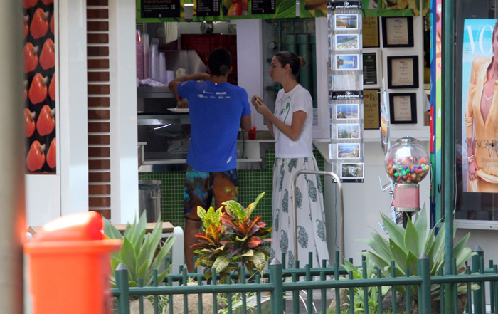 Luana Piovani e Pedro Scooby fazem lanche no Rio