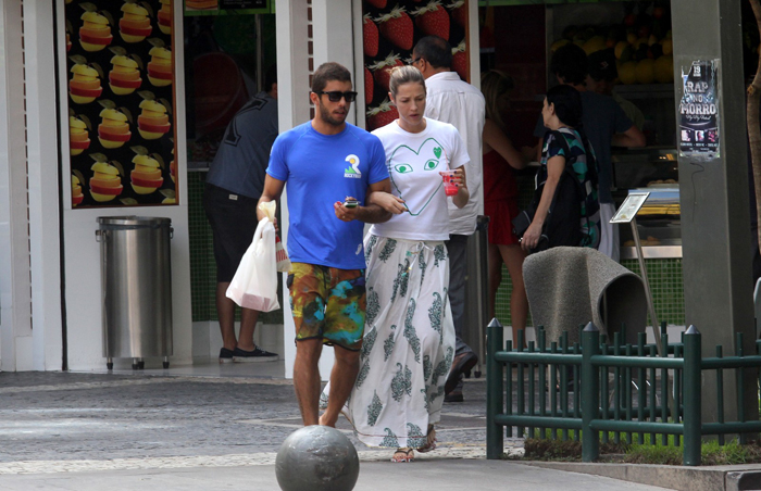 Luana Piovani e Pedro Scooby fazem lanche no Rio