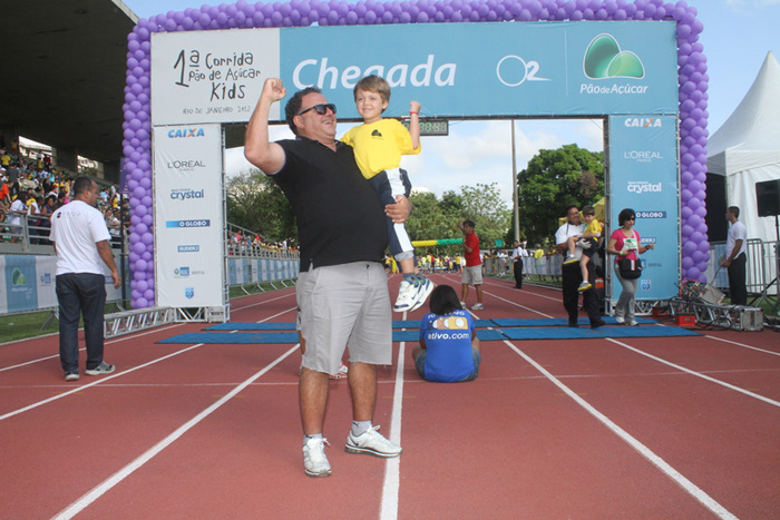 Carla Marins e Leo Jaime levam filhos para corrida infantil no Rio