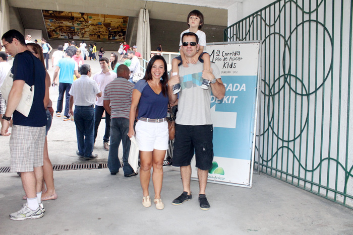 Carla Marins com o marido e o filho