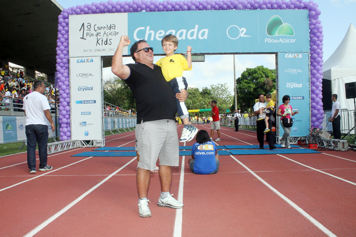 Leo Jaime festeja com o filho na chegada da corrida