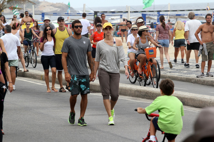 Luana Piovani e o marido caminham pela orla de Ipanema, no Rio