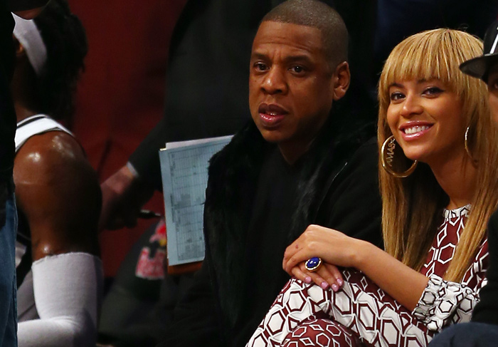 Beyoncé aparece de franja e cabelos lisos em passeio com Jay-Z