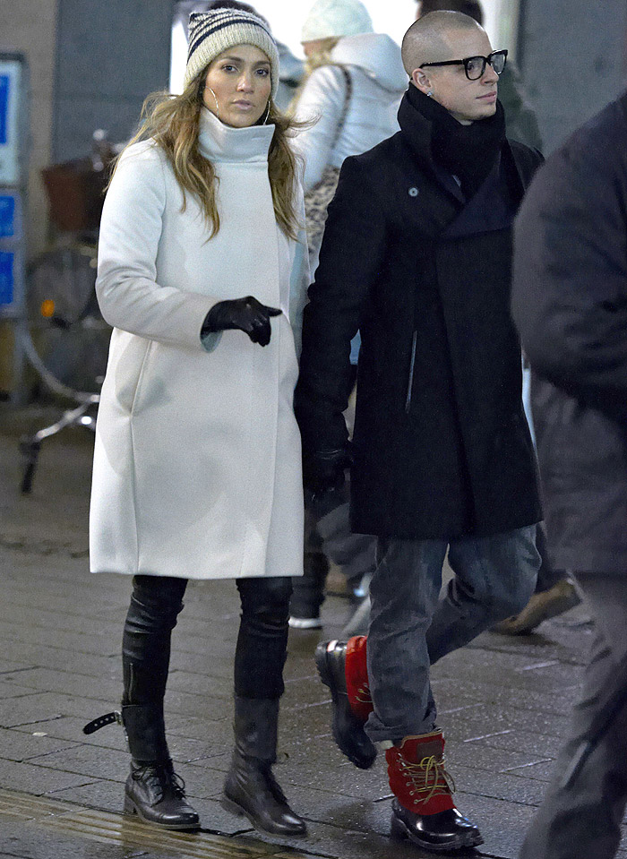 Jennifer Lopez passeia por Copenhague cheia de roupa